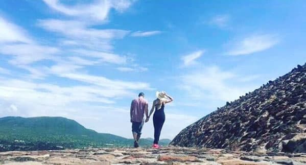 Con esta imagen anunciaron su noviazgo: "El primer amor no siempre llega en orden... #Mio @juliangil", escribió la ex Miss Venezuela.