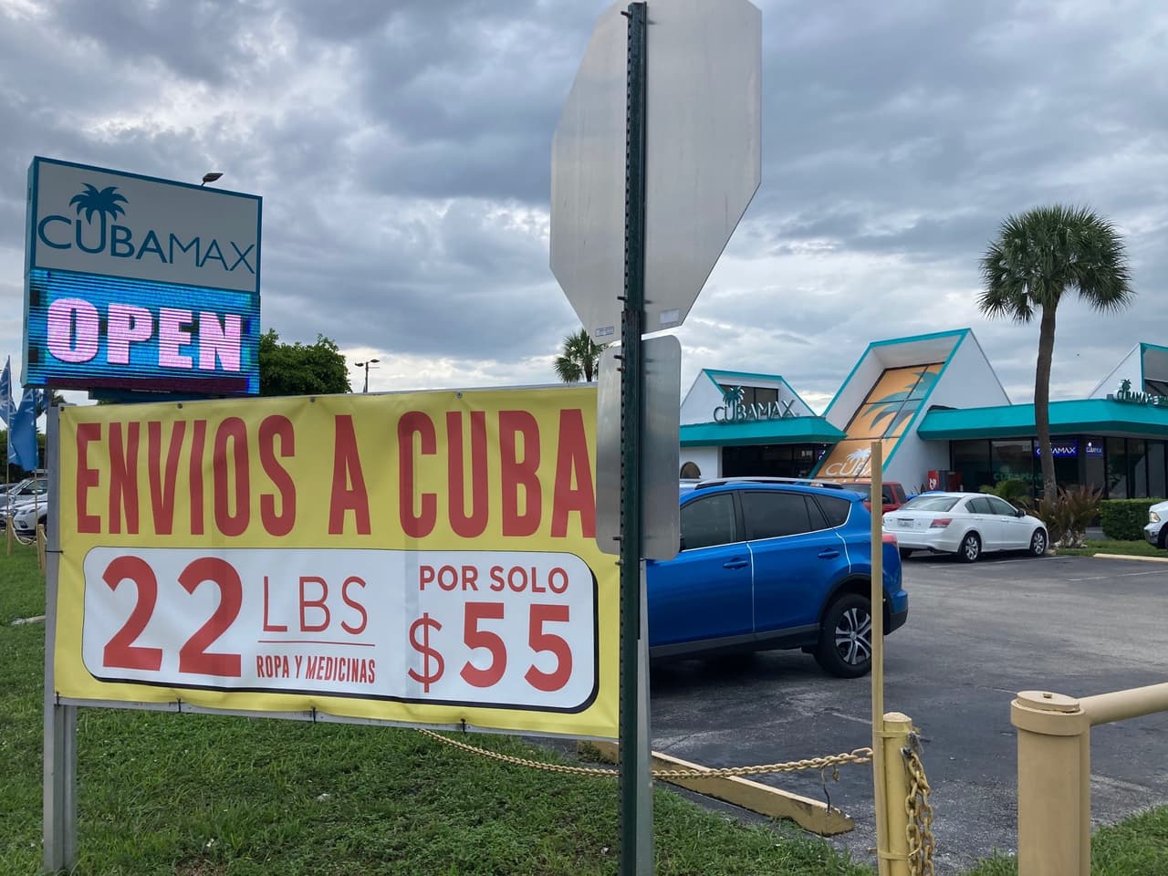 CubaMax, en Hialeah, es la mayor agencia de viajes de Miami que ofrece vuelos desde y hacia Cuba, así como entrega de paquetes y recargas de teléfonos móviles.