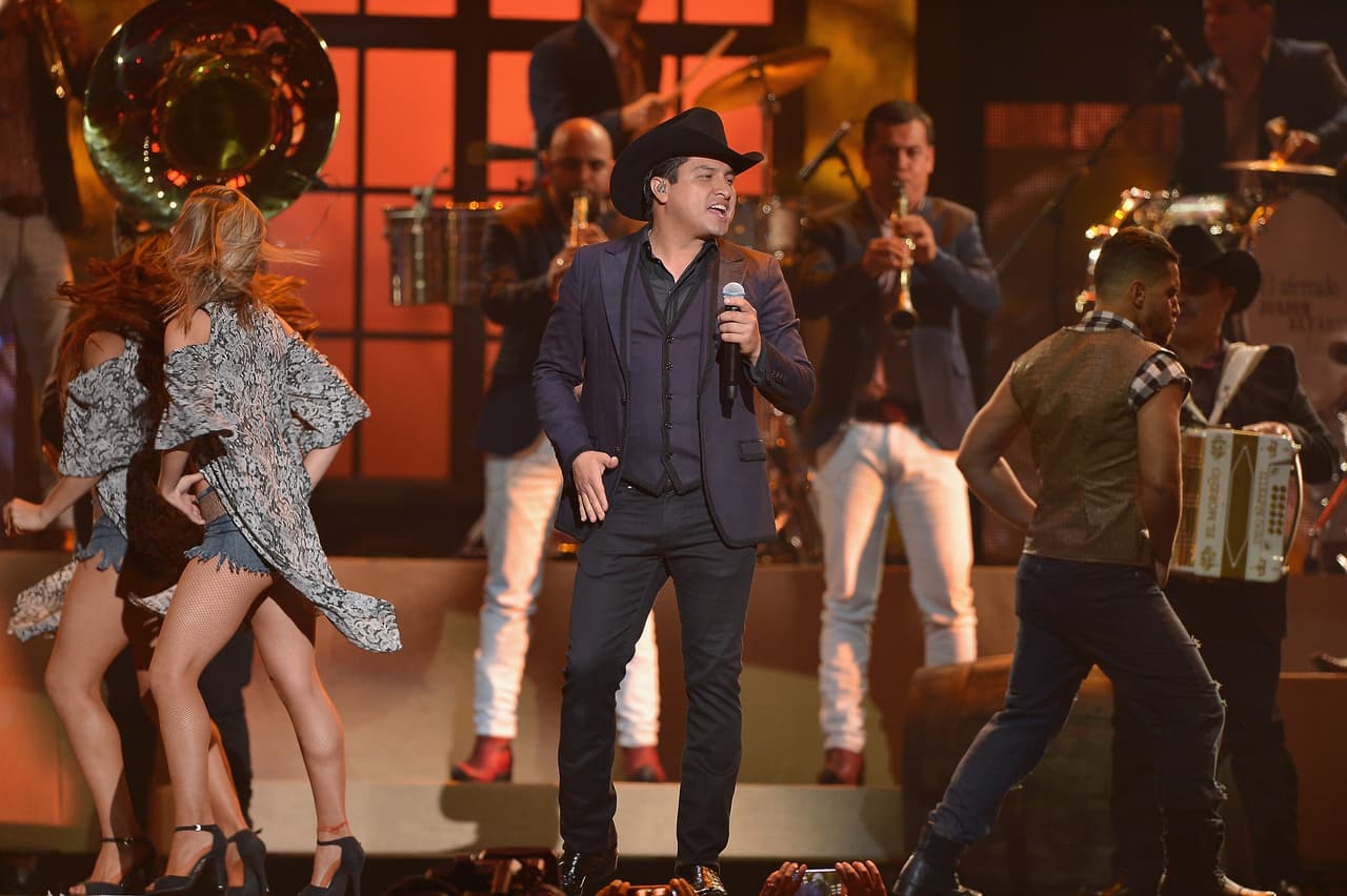 Julión Álvarez regresó a Estados Unidos y le cumplió promesa a sus hijas