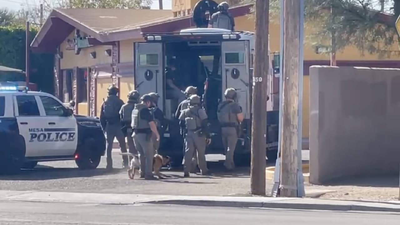 Se registra tiroteo con la policía en Mesa; se pide a la población alejarse del área