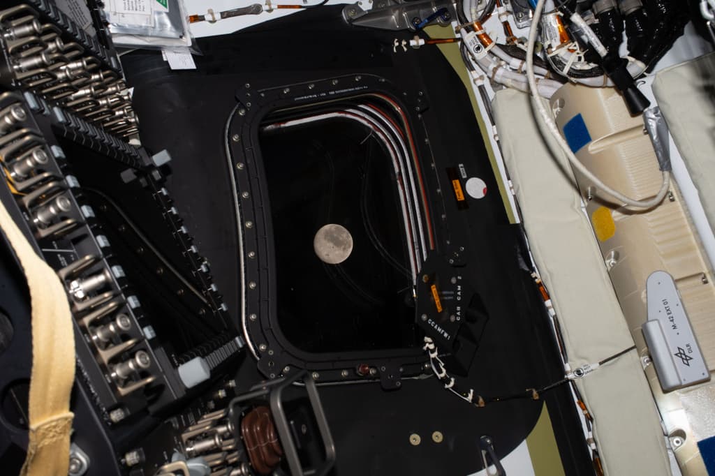 La misión Artemis II inicia la fase final de su aproximación a la Luna y se espera que supere el récord de distancia de la Tierra del Apolo 13