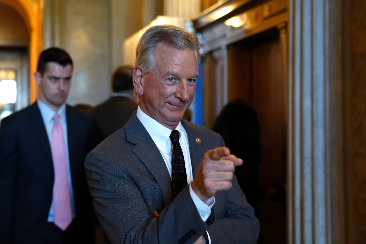 <h3 class="cms-H3-H3">Senador Tommy Tuberville, de Alabama</h3>
<br>
<br>🗳️ Fue elegido en 2020, su periodo actual termina en 2027.
<br>
<br>🗳️ El 5 de noviembre de 2020, dos días después de las elecciones, Tuberville escribió en su cuenta de Twitter: “Los resultados de las elecciones están fuera de control. Es como si hubiera sonado el silbato, el juego había terminado y los jugadores se habían ido a casa, pero los árbitros de repente estaban agregando touchdowns al lado del marcador del otro equipo”.
<br>