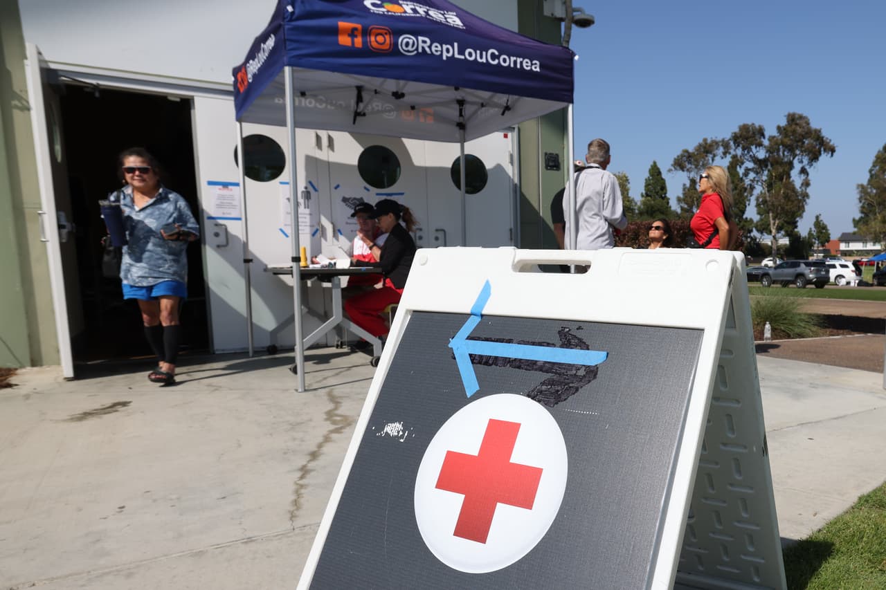 Voluntarios de la Cruz Roja Americana se instalaron en las afueras de Freedom Hall, un centro de evacuación en Fountain Valley, California, luego de que un tanque de almacenamiento se sobrecalentara el jueves en una planta de plásticos aeroespaciales en Garden Grove, el sábado 23 de mayo de 2026. (Foto AP/Jill Connelly)