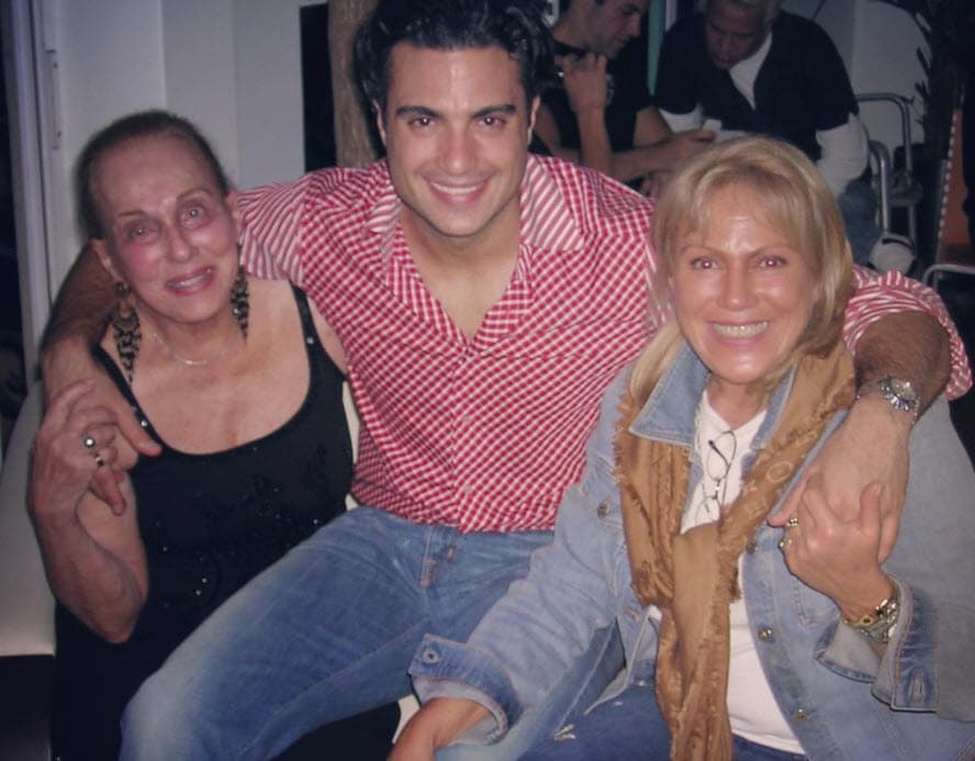 El actor es el hijo único que Camil Garza tuvo en su matrimonio con Cecilia Saldaña da Gama.
<br>