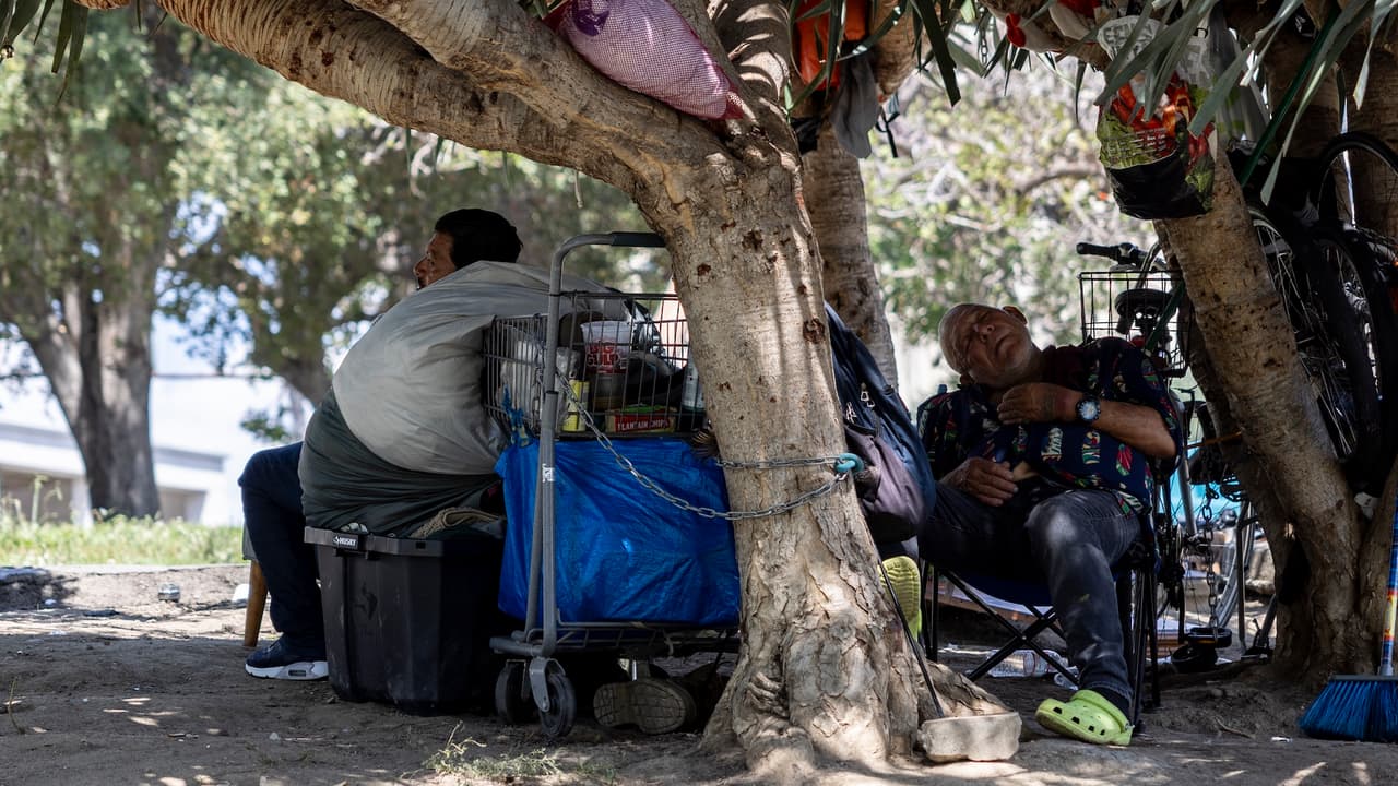 Desalojan campamento de personas sin hogar en Van Nuys; proponen trasladarlos a viviendas temporales