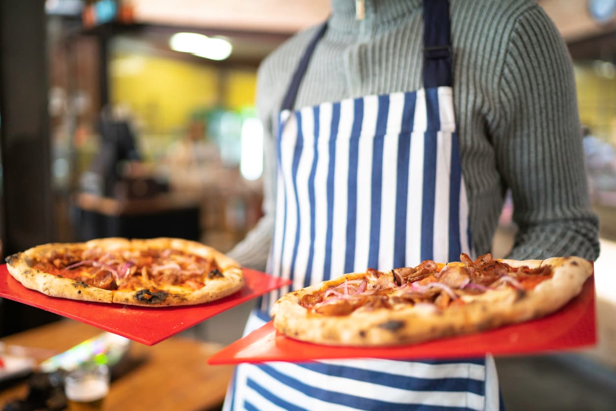 Los amenazaba con deportarlos si renunciaban: declaran culpable al dueño de una cadena de pizzerías que explotaba a indocumentados