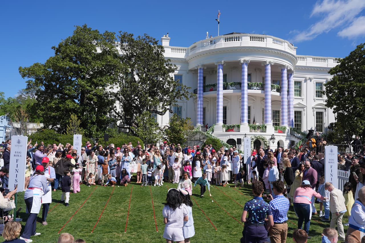 El Jardín Sur de la Casa Blanca se llenó de color y vida este lunes 6 de abril de 2026 cuando miles de familias invitadas llegaron al lugar para participar en la tradicional actividad de los Huevos de Pascua, encabezada por el presidente Donald Trump y la primera dama Melania Trump.