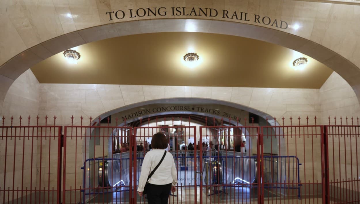 Gobernadora de NY anuncia que llegó a un acuerdo con sindicatos para poner fin a huelga de LIRR