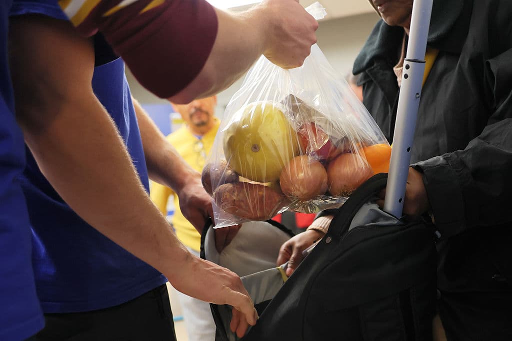 Osceola Response Team reparte comida a quienes pierden ayuda del programa SNAP