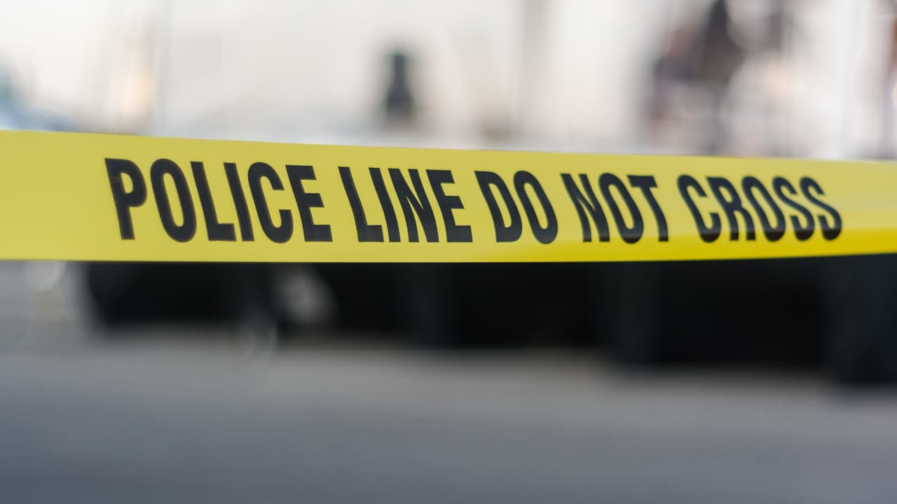Hombre es apuñalado mortalmente cerca de Times Square; buscan a tres sospechosos
