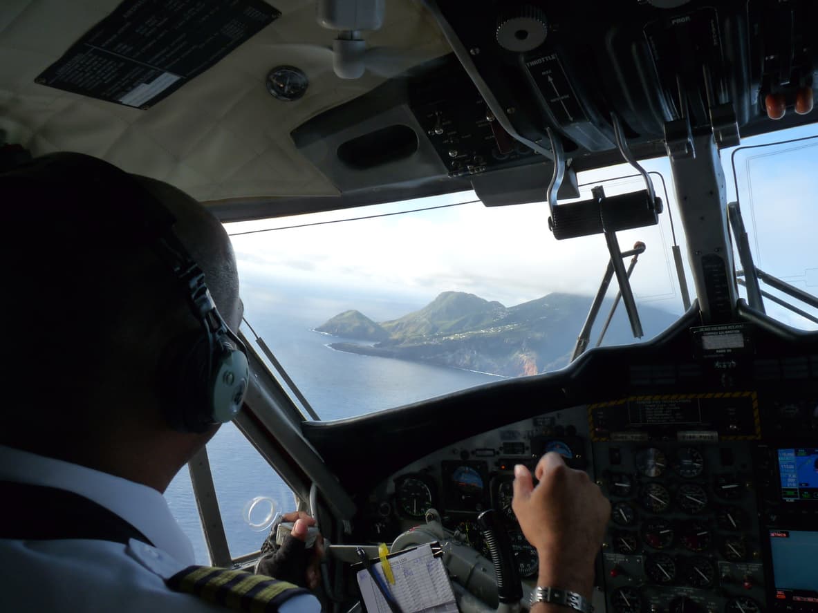 <h3 class="cms-H3-H3">Aeropuerto Juancho E. Yrausquin (SAB), Saba</h3>
<br>
<br>Tiene una de las pistas comerciales más cortas del mundo con solo 400 metros de pista rodeada por las colinas por un lado y el océano por el otro. La isla es un auténtico paraíso para turistas y viajeros, que a menudo arriesgan su vida para llegar hasta aquí.
<br>
<br>La pista pequeña hace que sea imposible que aterricen vuelos grandes, pero también lo hacen difícil para vuelos pequeños.
<br>