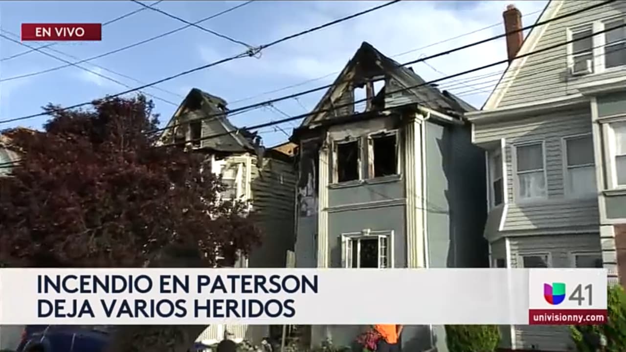 Incendio "devora" una casa en Paterson; samaritano rescata a una abuela de 83 años