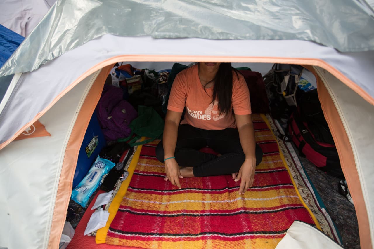 Carolina mandó a su hijo solo con la idea de que se reúna con su hermana que lleva 19 años en EEUU. "Mi hijo no la conoce, pero ella se muere por él porque siempre llamaba por videollamada", dice.