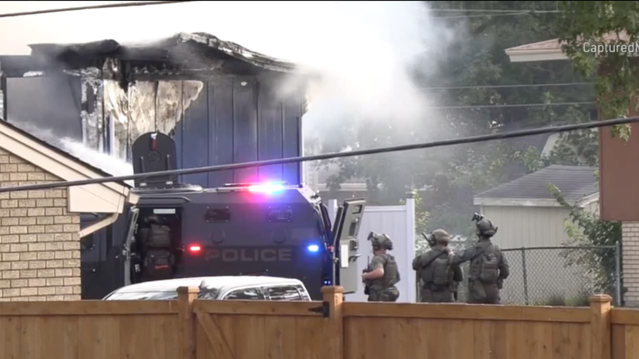 Mientras escuadrones SWAT establecían un perímetro,
<b>en la vivienda se desató un incendio</b> que desprendía una intensa columna de humo.