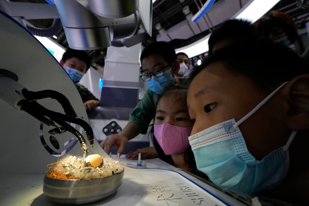 <b>3.- Cirujano.</b> En la imagen, un robot quirúrgico demuestra su destreza quitando la cáscara de un huevo durante la Conferencia Mundial de Robots en el Centro Internacional de Conferencias y Exposiciones de Yichuang en Beijing, el viernes 19 de agosto de 2022.