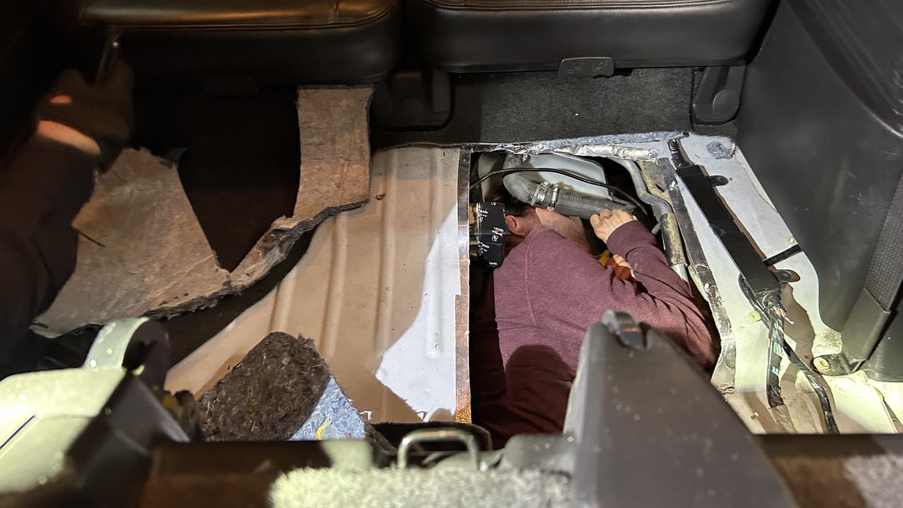 Migrante intenta ingresar a EEUU oculto en un tanque de gasolina; es detenido en la frontera