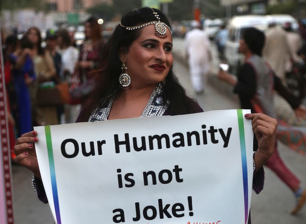 <b>"Nuestra humanidad no es un chiste"</b>. El Trasgender Day of Remembrance se conmemora cada 20 de noviembre y busca visibilizar el problema y recordar a quienes han perdido la vida simplemente porque se identifican con un género distinto al que nacieron. En la foto, una miembro de la comunidad trans en Pakistán sostiene un cartel durante una marcha a favor de la inclusión y la tolerancia.