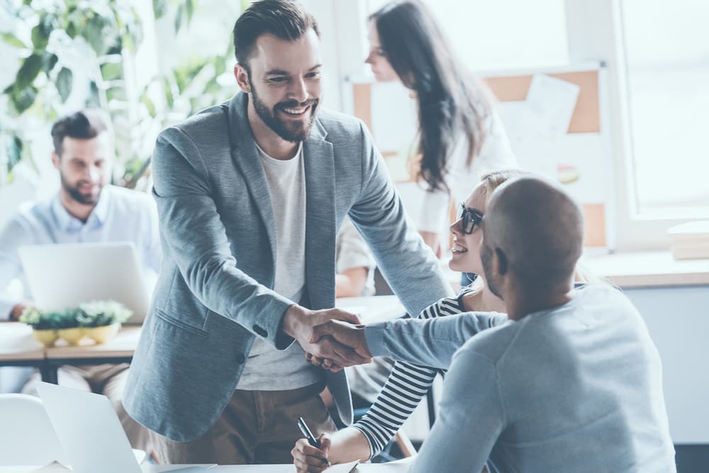 Este mes de abril con tantas energías cósmicas interactuando entre si requieres armarte de paciencia, frenar la lengua y no lanzarte enseguida a conclusiones que no llevan a parte alguna. Si un compañero de trabajo se mantiene alejado de ti trata de acercártele de una forma amistosa y limar asperezas. No es saludable tener enemistades en tu empleo. Asimismo procede en tu vecindario, escuela, en fin en el lugar donde te mueves socialmente ya que en la medida que lo hagas estarás limando asperezas y atrayendo hacia ti buenas energías en lugar de crear muros o barreras en las comunicaciones. En el amor habrá un encuentro que cambiará todo, posiblemente hacia la segunda quincena del mes.