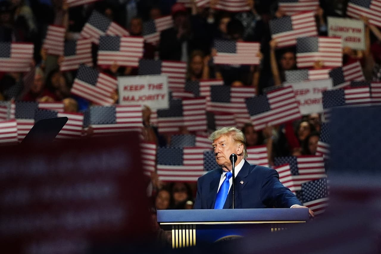 Entre cheques y promesas: la estrategia de campaña de Trump en las elecciones intermedias
