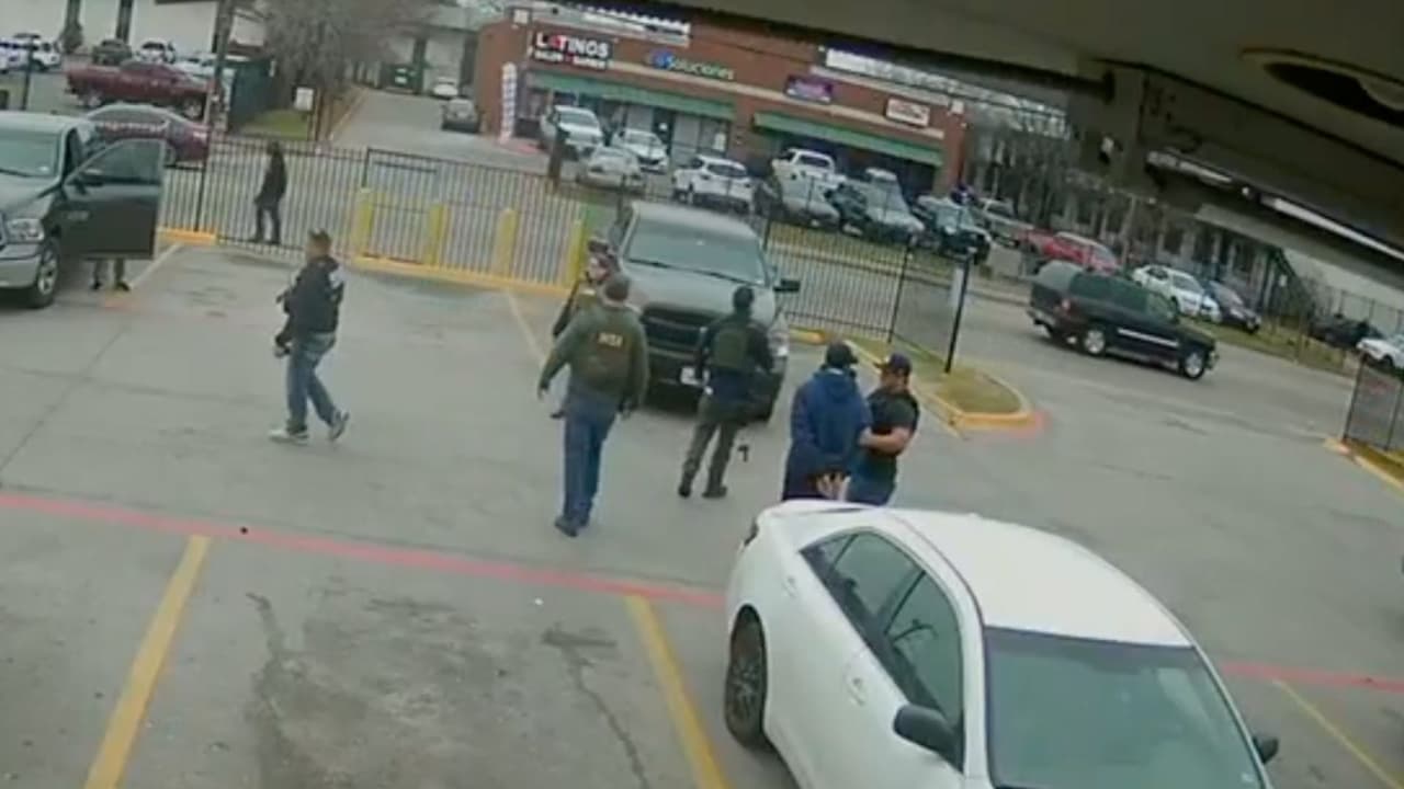 El hombre fue llevado esposado afuera del local,
<b>donde había más agentes y autos de los mismos oficiales. El arresto fue parte de las 86 detenciones en el norte de Texas como parte de los operativos de inmigración. </b>