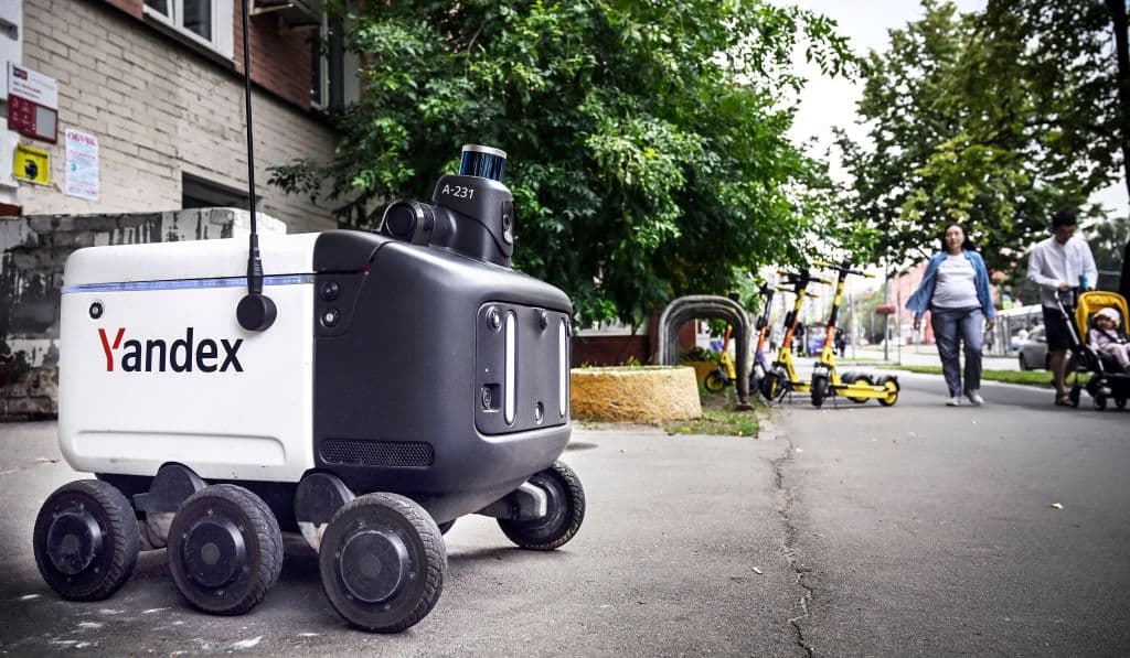 <b>11.- Repartidor.</b> La gente pasa frente al robot de entrega de alimentos del gigante ruso de TI Yandex en Moscú el 11 de agosto de 2022. Los robots autónomos 'Yandex.Rover' comenzaron a funcionar en Moscú en 2019. Estos vehículos relativamente compactos de seis ruedas pueden viajar en las aceras de la ciudad a la velocidad de marcha y el peso de los productos transportados pueden alcanzar los 20 kilogramos (44 libras).