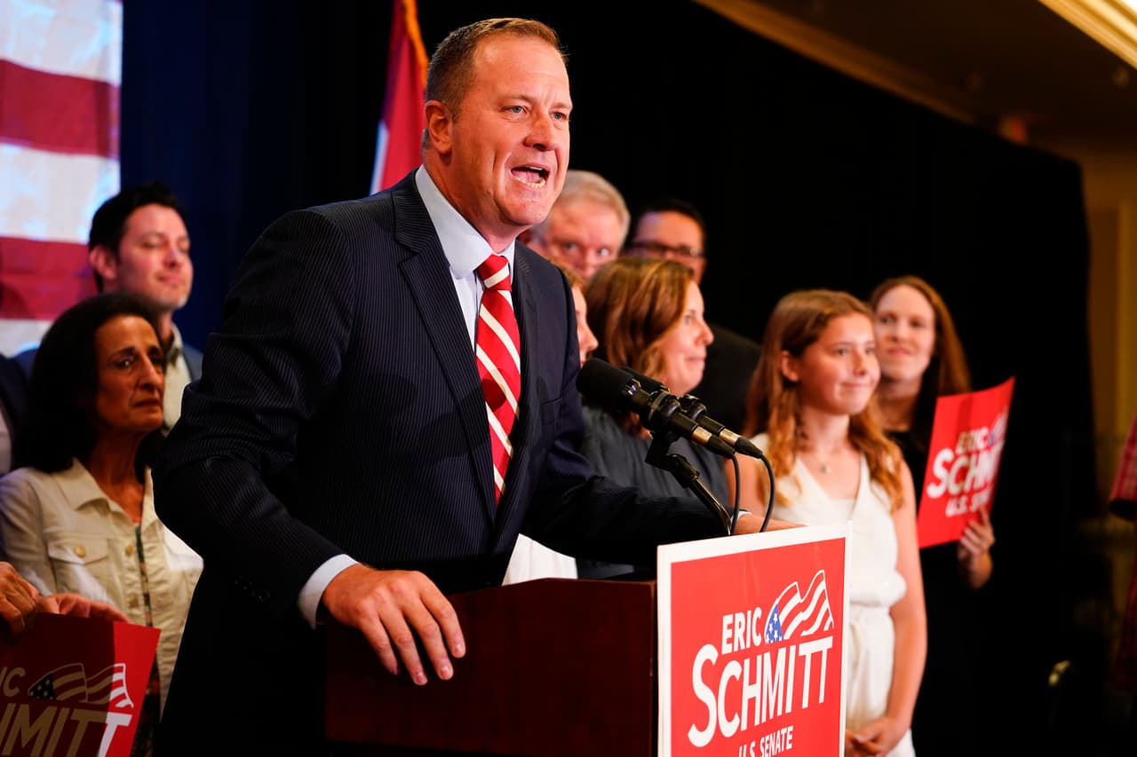 <h3 class="cms-H3-H3">Eric Schmitt, candidato republicano al Senado por Missouri</h3>
<br>
<br>🗳️ En las elecciones intermedias se enfrentará con la candidata demócrata Trudy Busch Valentine por el escaño que deja vacante el senador Roy Blunt.
<br>
<br>🗳️ “La integridad electoral es fundamental para nuestra república. Y la defenderé en todo momento. Como lo he hecho en otros casos, ayudaré a liderar el esfuerzo en apoyo de la presentación de #SCOTUS de Texas hoy”, escribió el 8 de diciembre de 2020.
<br>