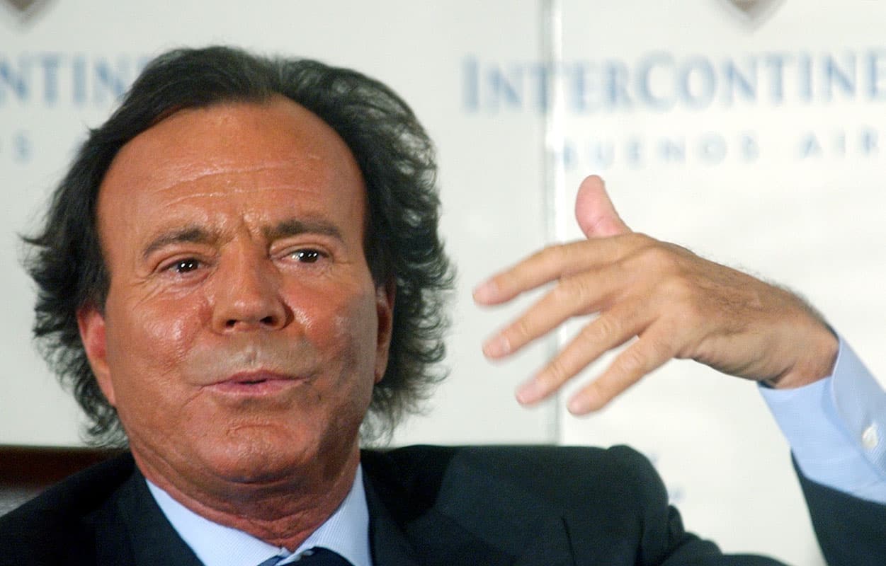 Dos mujeres denuncian en España a Julio Iglesias por agresión sexual y trata de seres humanos