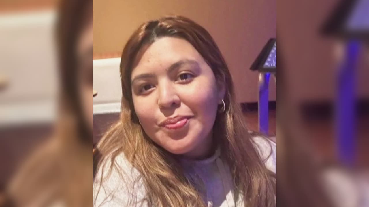 <b>NOVIEMBRE 2023</b>
<br>
<br>A
<b><a href="https://www.univision.com/local/houston-kxln/mexicano-cosme-campos-peso-ley-ariel-cruz-asesinar-idania-campos-houston" target="_blank">Idania Campos Muñoz,</a></b> de 21 años, sus padres y hermanas la recuerdan como una persona alegre, trabajadora, estudiosa, aplicada, responsable, que siempre estaba dispuesta a ayudar a su familia.
<br>
<br>El cadáver de la joven fue hallado por su propio padre en la cajuela del auto de ella el martes 28 de noviembre.
<br>
<br>El exnovio de Idania, Ariel Cruz, de 19 años, estuvo ayudando a buscar a la joven cuando la reportaron como desaparecida, pero luego confesó el crimen.