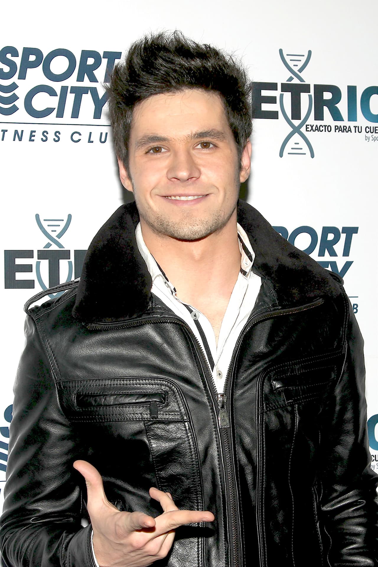 Por aquella época se especulaba que Gómez era celoso y que los padres de la cantante no estaban de acuerdo en la relación que sostenía con la actriz.
<br>