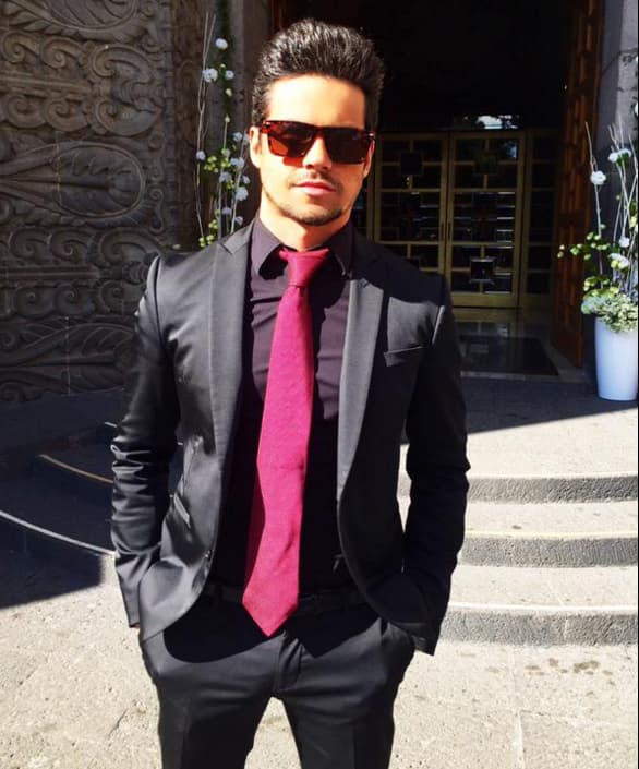 El actor y modelo mexicano ha cosechado éxitos con melodramas como Cuando Me Enamoro (2011), Amores Verdaderos (2012), Muchacha Italiana Viene a Casarse (2014), así como Simplemente María (2016) y la serie Silvia Pinal, Frente a Ti (2019).