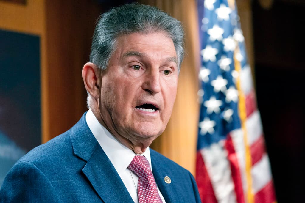 El senador Joe Manchin, demócrata por Washington, habla con los reporteros durante una conferencia de prensa en Capitol Hill, el lunes 1 de noviembre de 2021 en Washington.
