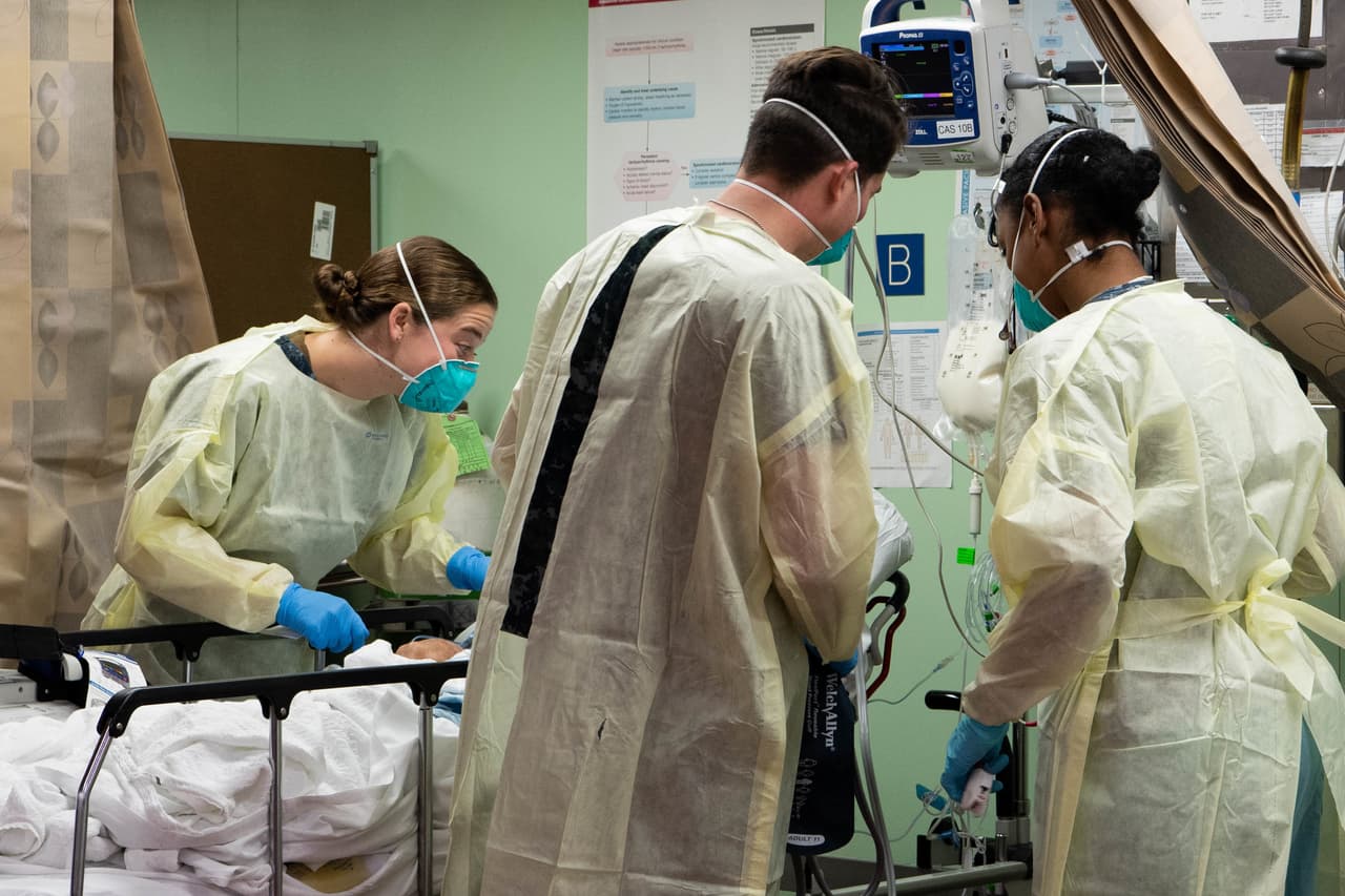 <b>El primer paciente coronavirus en un buque hospital. </b>Médicos militares del USNS Mercy tratan al primer enfermo de covid-19 en Los Ángeles, California, el 29 de marzo. Después de Nueva York y Nueva Jersey, California es el tercer estado más afectado por la pandemia en EEUU.
<b><a href="https://www.univision.com/noticias/salud/mapas-del-nuevo-coronavirus-se-reportan-17-muertos-en-eeuu-y-suben-los-casos-en-america-latina">Vea el oronavirus en gráficos: estos mapas te muestran el impacto global</a></b>