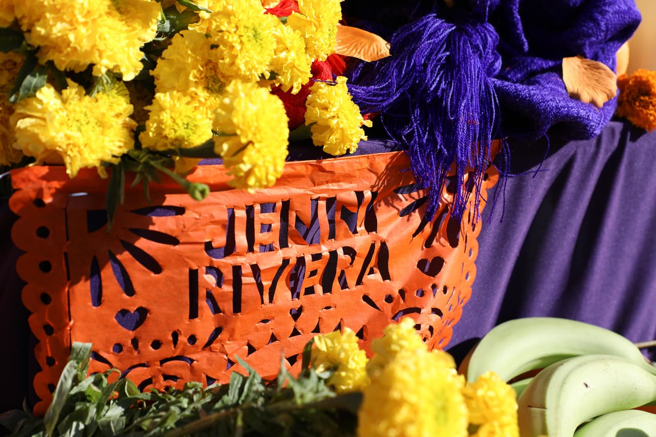 Las investigaciones no han dejado del todo satisfechos a algunos fans de los Rivera, quienes aseguran que el accidente
<b><a href="https://www.univision.com/shows/primer-impacto/revelan-fragmento-de-entrevista-inedita-a-jenni-rivera-en-la-que-aseguro-que-la-habian-amenazado-de-muerte-video" target="_blank">pudo haber sido provocado.</a></b>