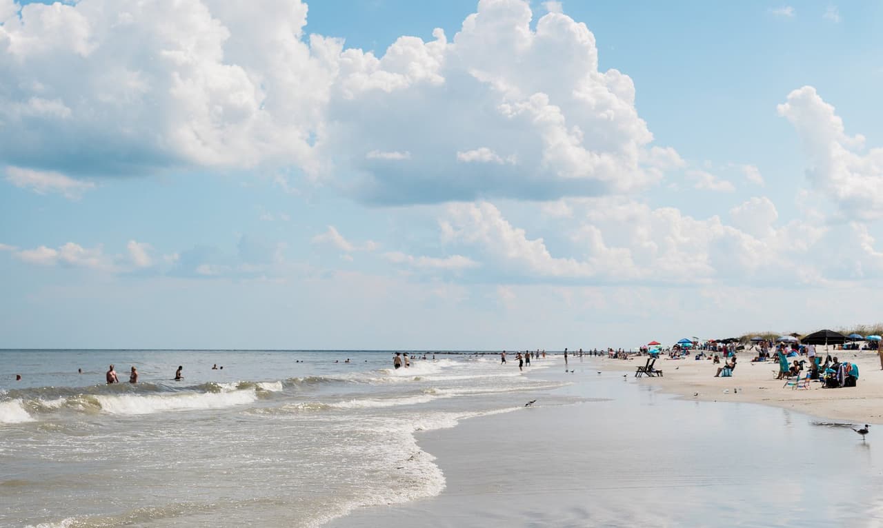 <b>South Beach</b>
<br>Sitio web:
<a href="https://visittybee.com/article/south-beach">https://visittybee.com/article/south-beach</a>
<br>
<b><a href="https://goo.gl/maps/nvCcKEFQChcjJt3Y8">Cómo llegar</a> </b>
<br>
<br>Dirígete al extremo sur de Tybee Island y serás recibido por los bulliciosos sonidos de Tybrisa Street. Esta icónica calle es donde los lugareños y los visitantes adoran comprar, cenar y quedarse. El vecindario de South Beach de Tybee se considera el distrito del centro de la isla y está repleto de tiendas, restaurantes, bares y atracciones para toda la tripulación.