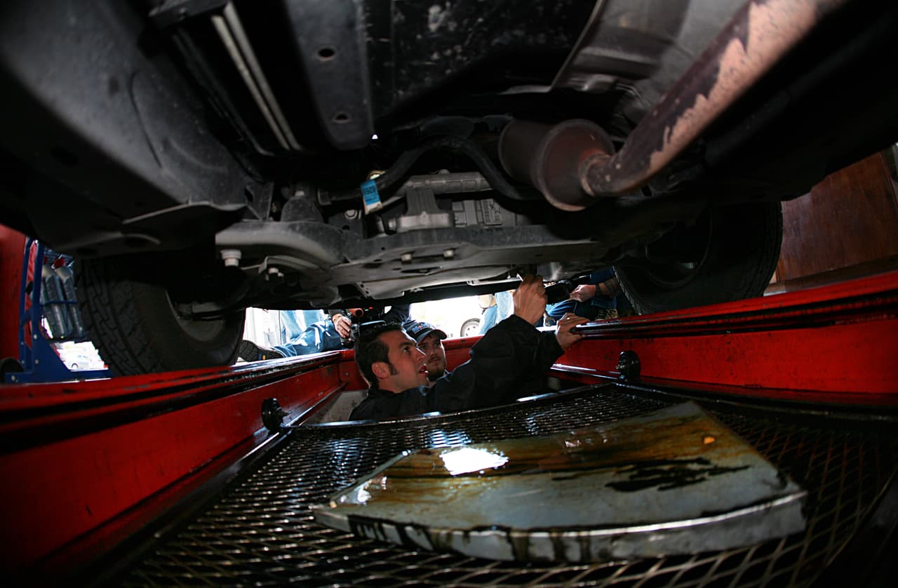 1.
<b>Sigue meticulosamente el plan de cambios de aceite</b>
<br>La función del aceite en el motor es prevenir el desgaste de los componentes internos de este. Es por eso que para la larga duración del motor este aceite debe estar siempre en condiciones óptimas.