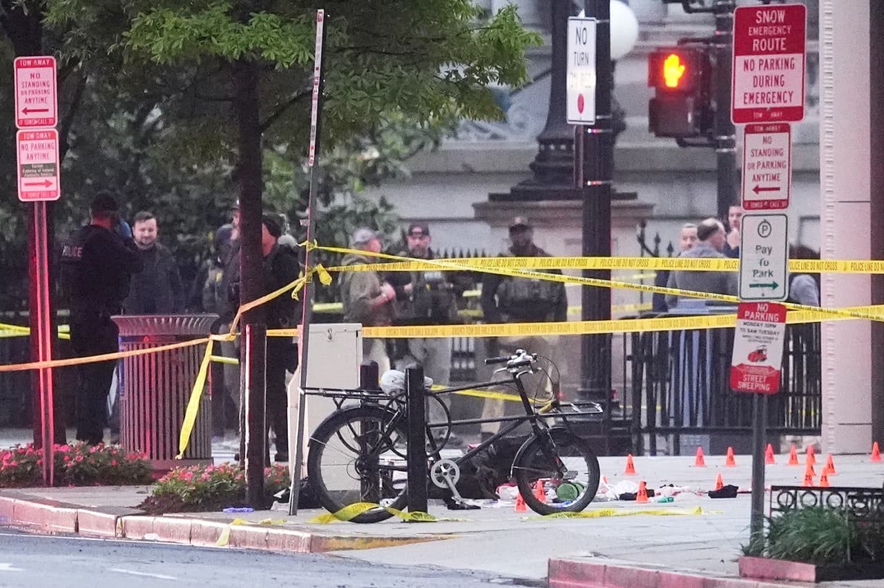 Se observan marcadores de evidencia en la escena del crimen luego de que la policía respondiera a reportes de disparos cerca de la Casa Blanca, el sábado 23 de mayo de 2026, en Washington. (Foto AP/Alex Brandon)