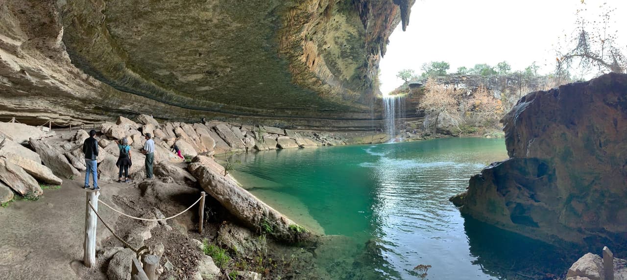 <b>Hamilton Pool Preserve</b>
<br>
<br>Aunque al momento no acepta a bañistas, puedes pasear por el área, disfrutar de senderos y caminar por áreas naturales llenas de árboles.