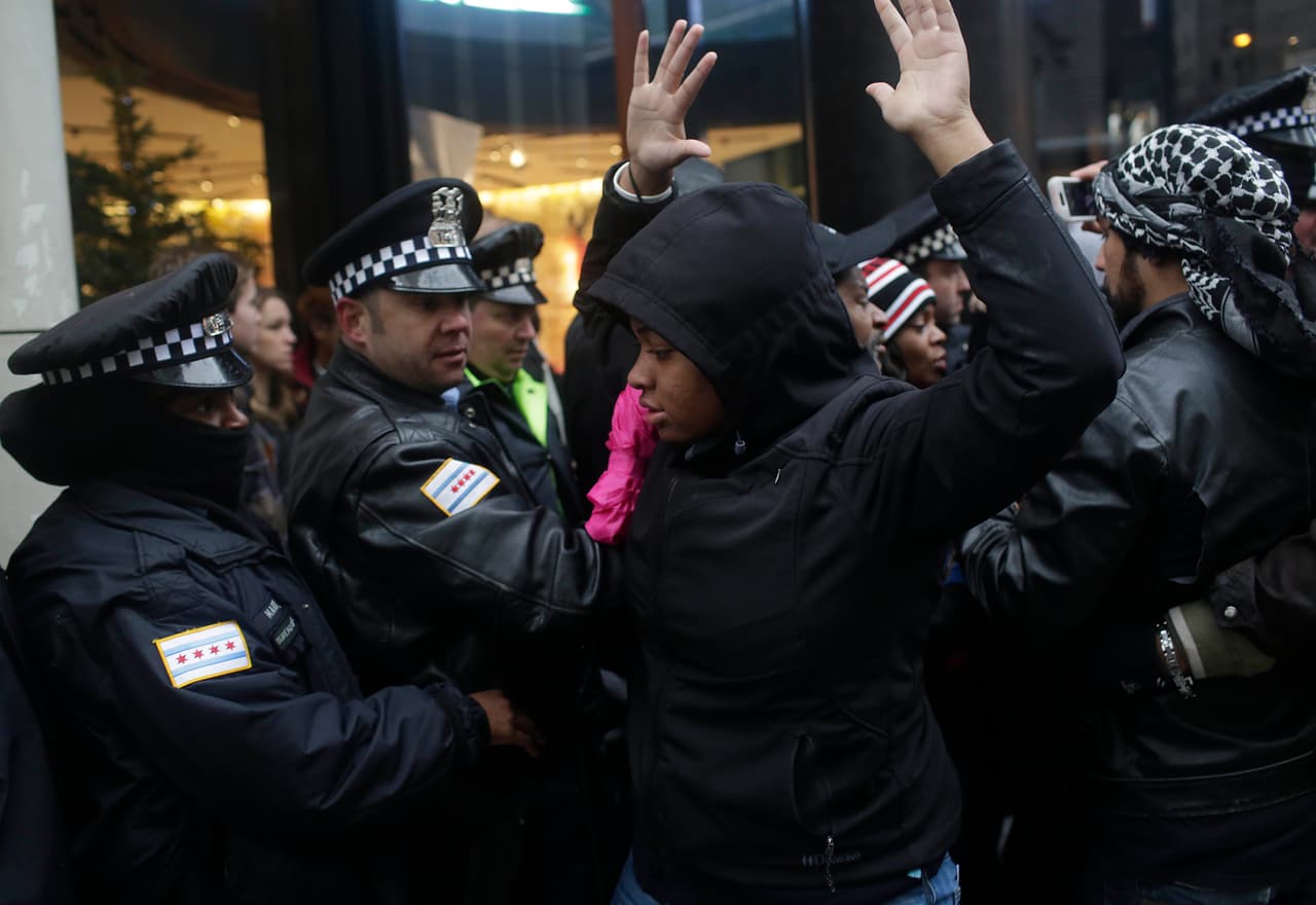 <b>27 de noviembre del 2015. </b> Miles de personas salen a manifestarse en el llamado
<b><a href="http://www.univision.com/chicago/wgbo/noticias/protestas/cientos-salen-a-protestar-por-laquan-mcdonald-en-viernes-negro" target="_blank">Viernes Negro</a></b> en la avenida Michigan pidiendo justicia para Laquan. Los manifestantes utilizaron este día de compras para manifestar su descontento con el manejo del caso por parte de las autoridades.