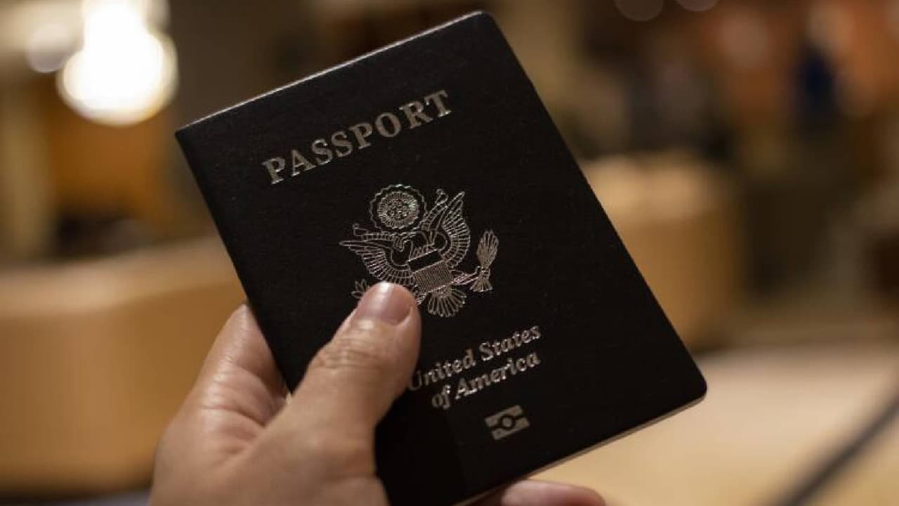 <h2 class="cms-H2-H2">¿Qué documentos necesito para tramitar el Travel ID?</h2>
<br>Tramitarlo es muy sencillo y sólo necesitas presentar un comprobante de identidad con alguno de los siguientes documentos:
<br>- Certificado de Nacimiento.
<br>- Pasaporte de los Estados Unidos.
<br>-
<a href="https://www.univision.com/local/arizona-ktvw/que-es-la-passport-card-diferencia-con-pasaporte">Tarjeta de Pasaporte</a>.