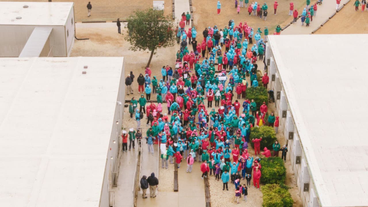 Una fotografía aérea del centro de detención familiar en Dilley fue tomada durante una
<b><a href="https://www.univision.com/local/san-antonio-kwex/protesta-familias-migrantes-texas-nino-5-anos-detenido-ice-dilley-minnesota">protesta el pasado 25 de enero de 2026.</a></b> Familias migrantes detenidas en el centro de ICE se manifestaron al interior del mismo con pancartas para exigir trato digno y la liberación de menores de edad recluidos en estas instalaciones.
<br>
