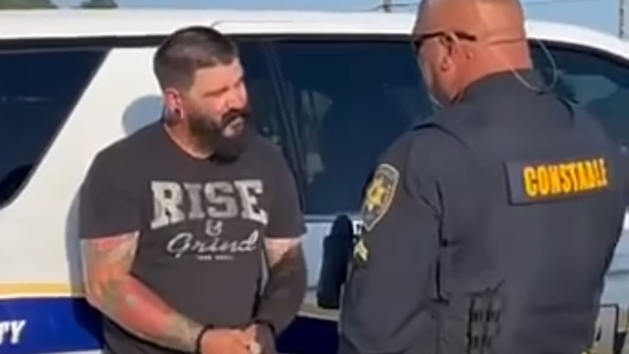 Pensaba que hablaba con una adolescente: arrestan a entrenador de sóftbol en Texas tras operación encubierta