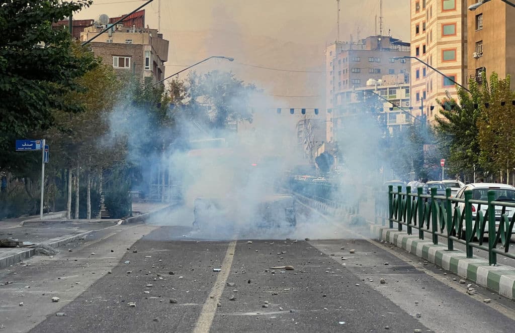 Periodistas iraníes compartieron videos en redes sociales en los que observaron fuertes choques entre manifestantes y efectivos policiales. En algunos de ellos se escuchan disparos.