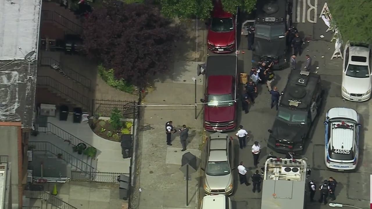 Policía de Nueva York resulta herido en tiroteo con sospechoso atrincherado en Brooklyn