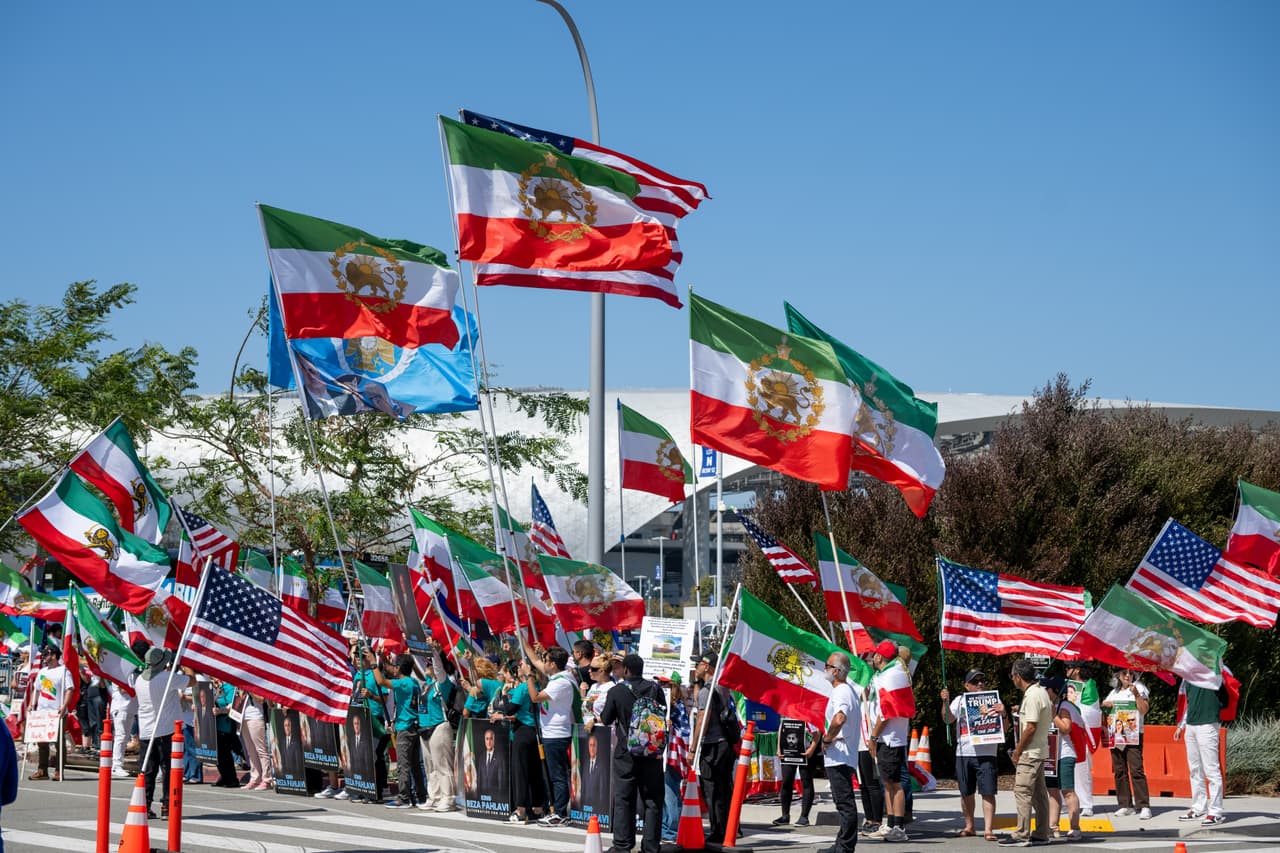 Varias personas ondean banderas durante una protesta en reacción a la prohibición de la FIFA de la bandera prerrevolucionaria de Irán en los estadios del Mundial, el domingo 7 de junio de 2026, en Inglewood, California. (Foto AP/Benjamin Hanson)
<br>