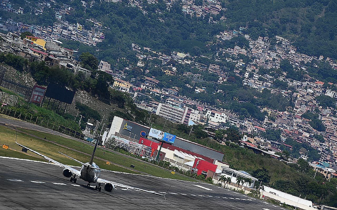 <h3 class="cms-H3-H3">Aeropuerto Internacional Toncontín (TGU), Honduras</h3>
<br>
<br>También es conocido como Aeropuerto Teniente Coronel Hernán Acosta Mejía y está ubicado a 6 km del centro de Tegucigalpa, Honduras.
<br>
<br>Es un aeropuerto civil y militar y se agregó a la lista de los más peligrosos de History Channel en el programa "Most Extreme Airports".
<br>
<br>Dado que está situado en una región montañosa, el piloto tiene que hacer ciertos arreglos para evitar golpear las montañas. La pista también es extremadamente corta y hace que el avión se detenga abruptamente.