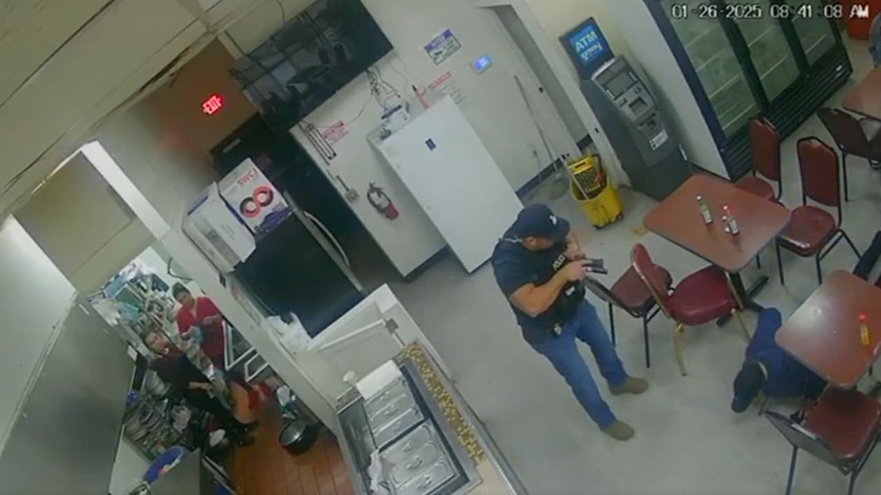 El
<b>agente entró al comedor de la taquería y fue directo por el hombre</b>, mientras que dos empleadas veían el arresto desde la cocina.