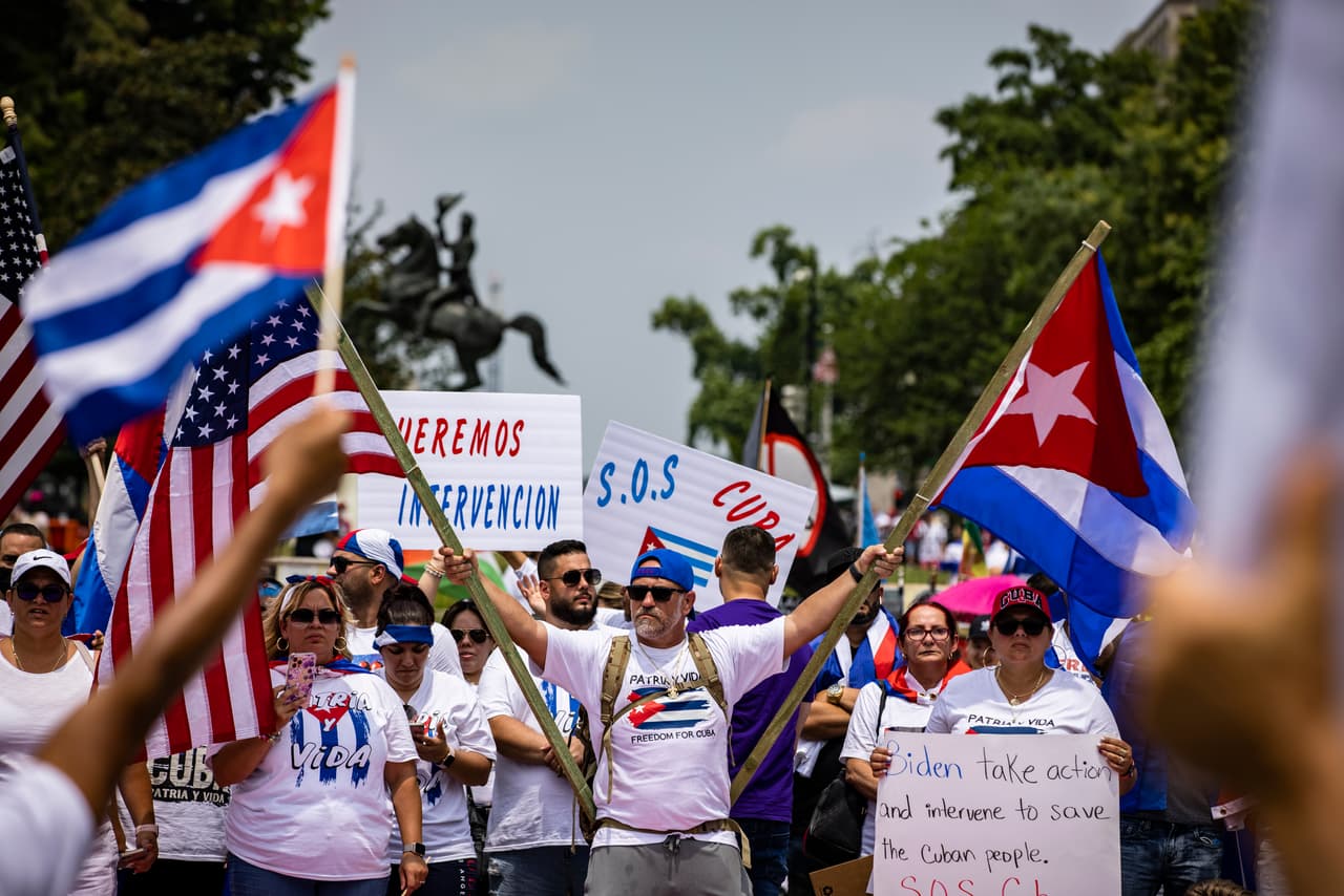 ¡Díaz-Canel asesino! Raúl Castro asesino!: cubanos se concentran frente a la Casa Blanca