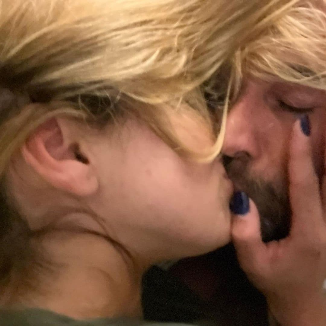 A pesar de que apenas tienen cuatro meses de relación, la pareja de famosos ya considera casarse y tener hijos.