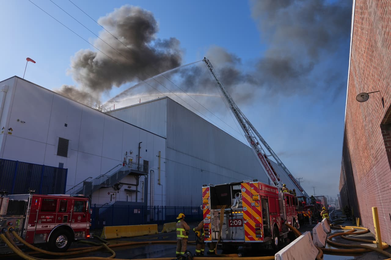 Incendio en almacén con paneles solares en Boyle Heights provoca orden de confinamiento en Los Ángeles