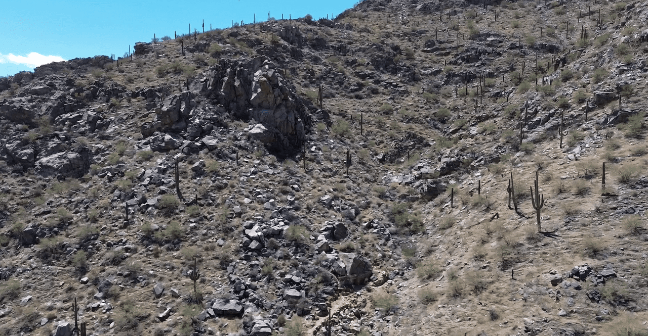 Para poder dar con el lugar, es necesario conocer el sitio, o bien, tener mucha suerte, pues el acceso
<b>se oculta entre las características del terreno</b>, por lo que no es sencillo localizarlo a simple vista.